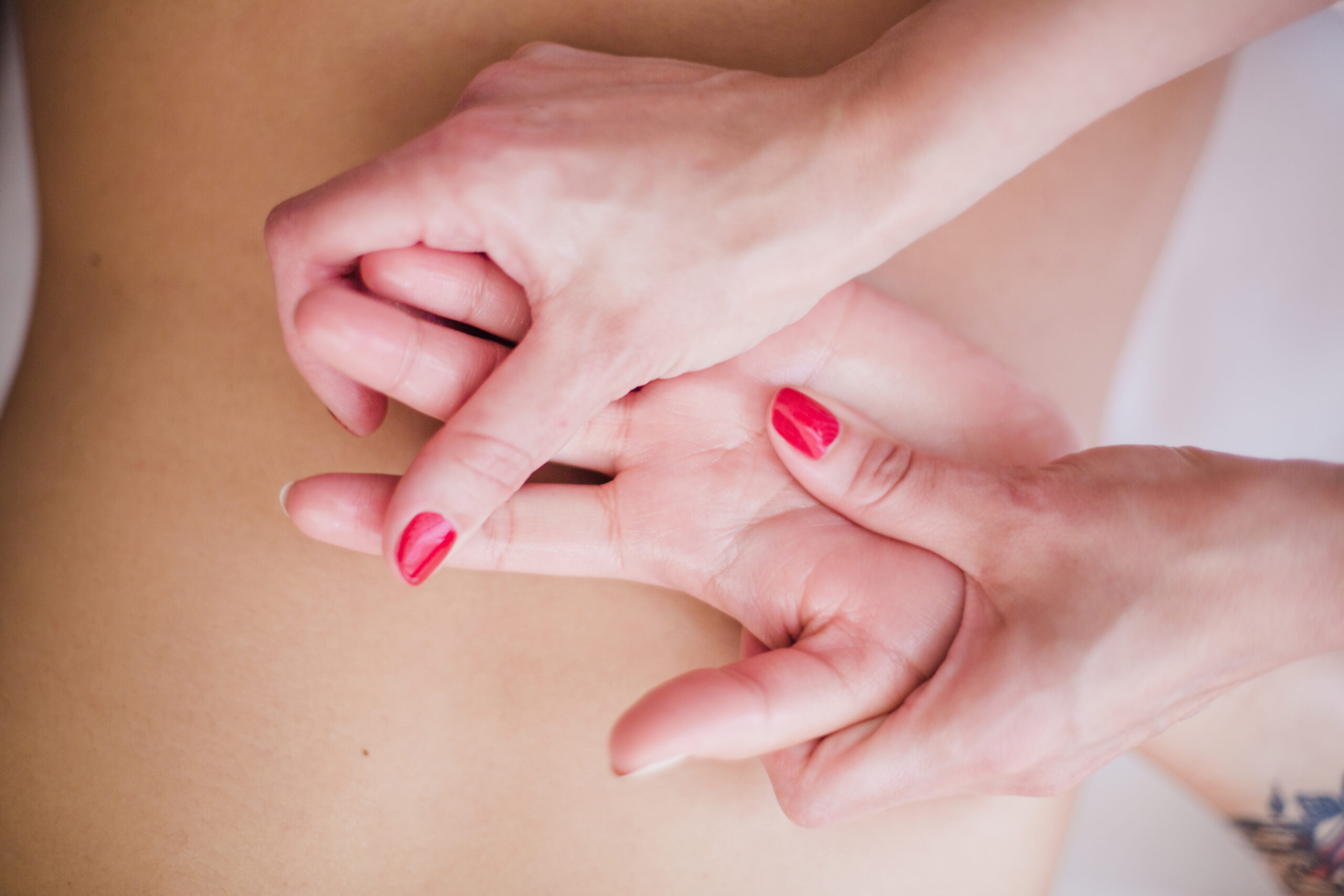 terapeuta-que-da-masaje-de-la-mano